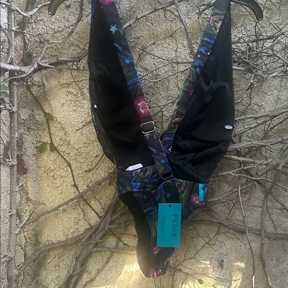 Pkock one Piece Feather Black